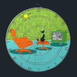 Rymdåldern Kattunge Dart Board Piltavla<br><div class="desc">Det sägs att hundar har ägare och katter har personal. Kattdjuret på Kattunge-moderkortet för Retro Space Age kunde inte godkänna mer! 1960-talets minimalistiska konsthantverk i stil har en slank, svart katt i ett modernt vardagsrum i mitten av århundradet. Det sofistikerade rummet har en grönt, en stenvägg. Maten är akvarium med...</div>