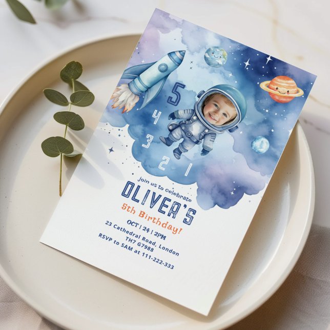 Rymdastronaut nedräkning 5-års födelsedagsfoto inbjudningar (Skapare uppladdad)