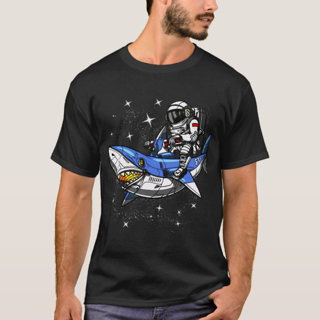 Rymdastronaut som rider på haj t shirt (Framsida)