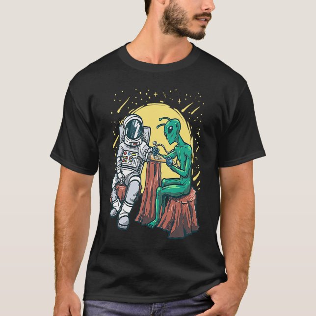 Rymden Alien Inking Astronaut Bläck Tattoo Art T Shirt (Framsida)