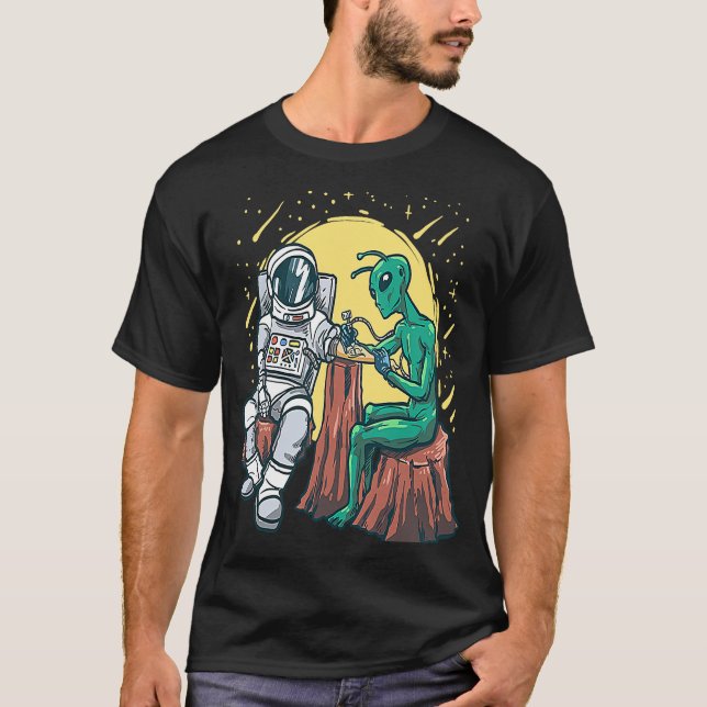 Rymden Alien Inking Astronaut Bläck Tattoo Art T Shirt (Framsida)
