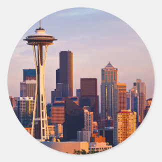 Rymden Nål är ett torn i skymningen i Seattle Runt Klistermärke