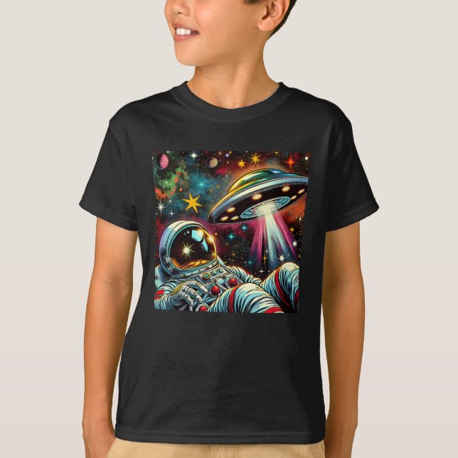 Rymdfarande astronaut med en UFO Ai Art T Shirt (Framsida)