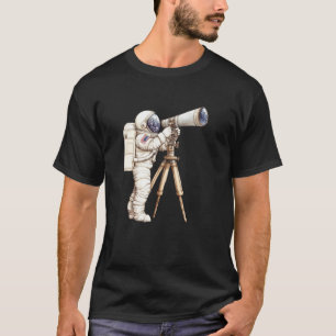 Rymdfarare som betraktar stjärnor med ett teleskop t shirt