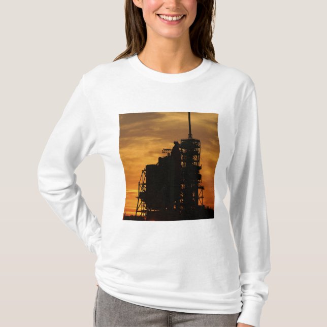 Rymdfärgsatlantis på startplattan t-shirt (Framsida)