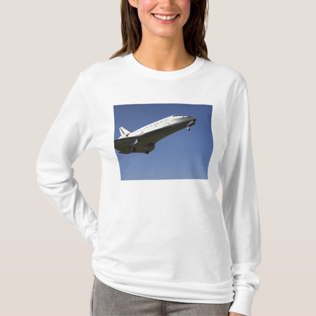 Rymdfärgsatlantis som närmar sig Runway 33 2 Tee Shirt (Framsida)
