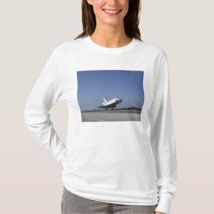 Rymdfärgsatlantis som närmar sig Runway 33 T Shirt