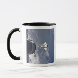 Rymdfärja Atlantis och ett ryskt rymdskepp Mugg