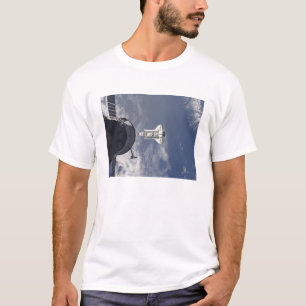 Rymdfärja Atlantis och ett ryskt rymdskepp T-shirt