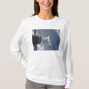 Rymdfärja Atlantis och ett ryskt rymdskepp T Shirt
