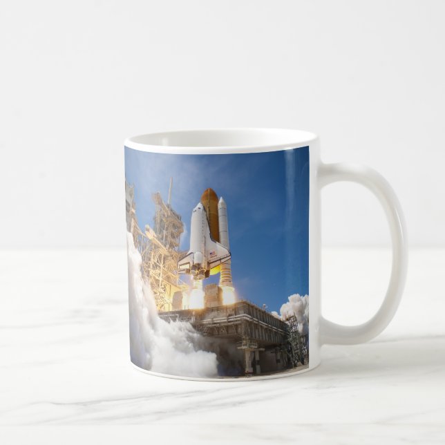 Rymdfärja Atlantis som lanserar beskickningen Kaffemugg (Höger)