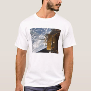 RymdfärjaAtlantiss backdropped fjärd för last T Shirt