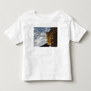 RymdfärjaAtlantiss backdropped fjärd för last T Shirt