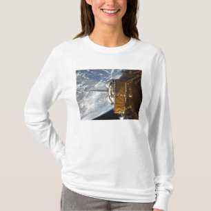 RymdfärjaAtlantiss backdropped fjärd för last Tee