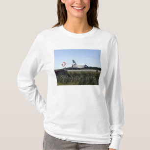 Rymdfärjan Atlantis vecklar ut dess friktionsbana T-shirt