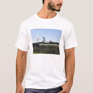 Rymdfärjan Atlantis vecklar ut dess friktionsbana T Shirt