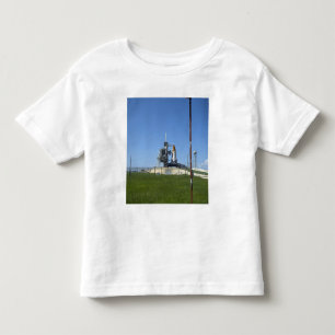 Rymdfärjasträvan inramas av en windsock t-shirt