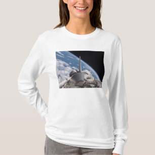 Rymdfärjaupptäckt backdropped av jord t-shirt