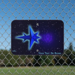 Rymdfarkoster för Gravity Drive<br><div class="desc">En enkel,  blåtonad 3D-fraktalbild som liknar ett stiliserat rymdskepp som läggs ovanpå en stjärnbakgrund. Concentric ringar (gravitationen vinkar?) kommer från rymdfarkosten till det till synes tomma utrymmesvakuum. En ljusblå aura omger rymdfarkosten,  vilket kanske leder till snabbare än ljusare resor. Anpassa genom att lägga till egen text.</div>