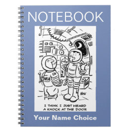 Rymdmän i rymdskepp hör knackning anteckningsbok