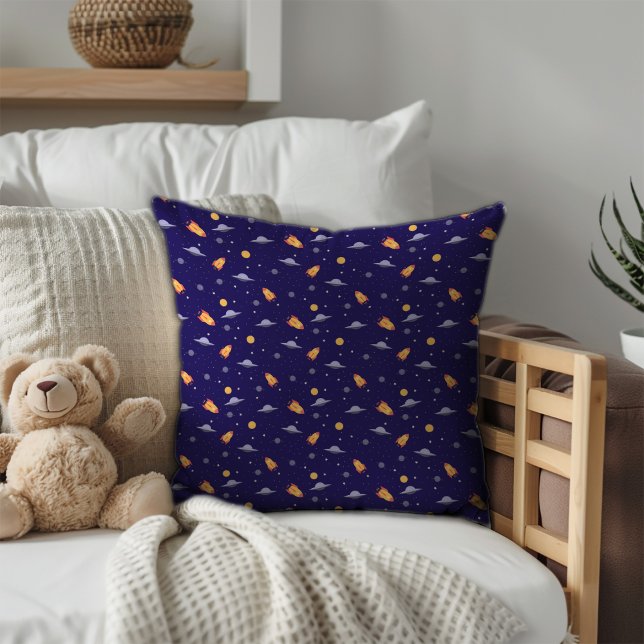 Rymdmönster lavendel orange mörkblå kudde (Pattern space lavender orange dark blue throw pillow.)