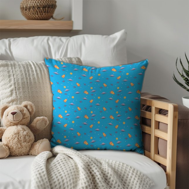 Rymdmönster lavendel orange turkos kudde (Pattern space lavender orange turquoise throw pillow.)