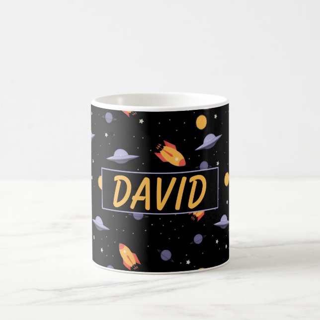 Rymdmönster orange svart namn kaffemugg (Center)