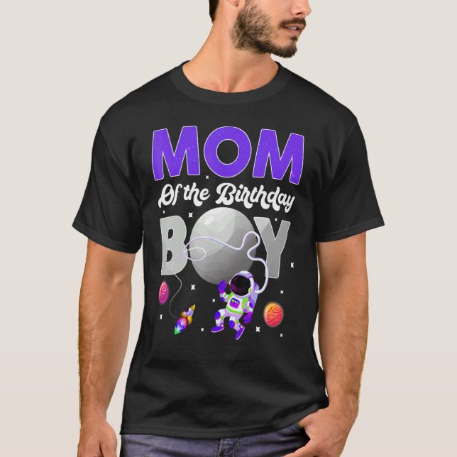 Rymdtema Mamma vid födelsedagseftermiddagen Astron T Shirt (Framsida)
