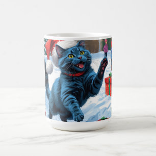 Rysk blå katt springer i snö med julhatt kaffemugg