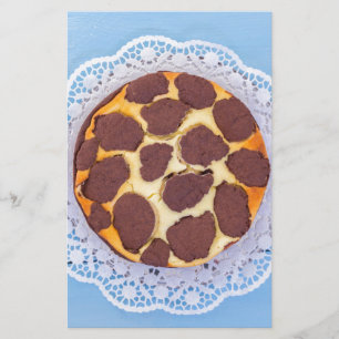 Rysk chokladost på en blå träbaksida