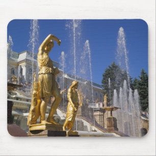 Ryssland, St. Petersburg, Gyllene statyer i Musmatta