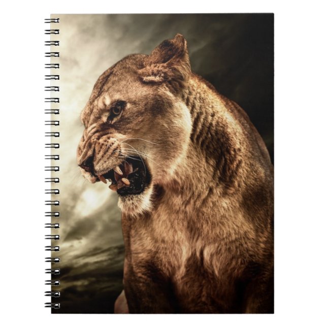 Ryta lioness mot stormig himmel anteckningsbok med spiral (Framsidan)
