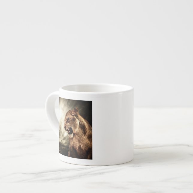 Ryta lioness mot stormig himmel espressomugg (Framsida vänster)