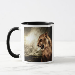 Ryta lioness mot stormig himmel mugg