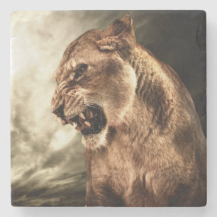 Ryta lioness mot stormig himmel stenunderlägg