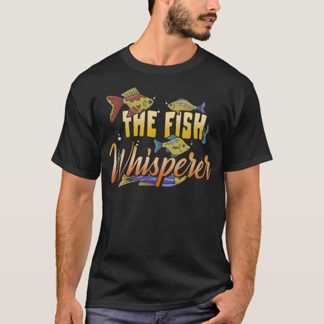 S2 Fiskare som bedriver fiske och som håller fisk  T Shirt (Framsida)