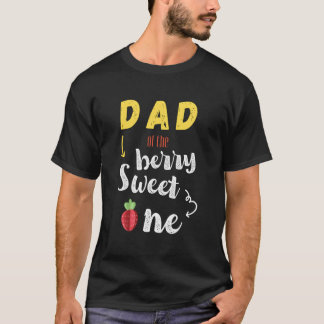 S Pappa Till Den Bäriga Söta Ett Jordgubb Först T Shirt
