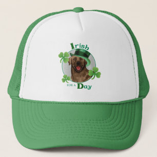 S:t Patrick's Day Chocolate Lab Truckerkeps
