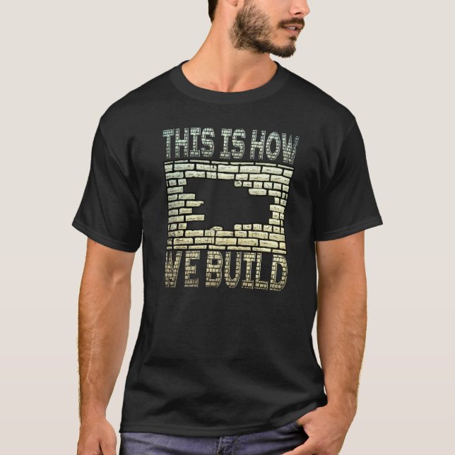 Så här Bygger vi Mason Brickayer Brickie Bric T Shirt (Framsida)