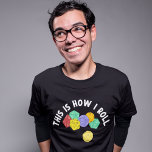Så här rullar jag på RPG-speldisken T Shirt<br><div class="desc">Visa alla hur du rullar med den här lustiga grafiktestet. Den visar olika fantasi-spel stil-tärning med 4-sidig,  12-sidig och 20-sidig tärning på ljusa färger och budskapet DETTA ÄR HUR JAG ROLL Ovanför i fet vitt brev. Gör fläkt till en underbar gåva av olika spel och fantasinspel.</div>