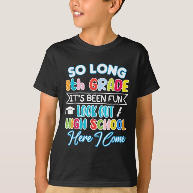 Så lång Roligt vid High School Studenten vid Hej i T Shirt (Framsida)