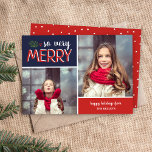 Så mycket merry 2 Photo Collage Julkort<br><div class="desc">Prisvärda helgdag för utskrift av anpassningsbar med enkla mallar för anpassning. Denna moderna design har en fin blandning av typografi i rött och vitt på marin blå och röd bakgrund. Ordalydelsen säger "Så mycket merry". Anpassa den med dina foton och lägg till din familj namn och året. Omvänd sida har...</div>