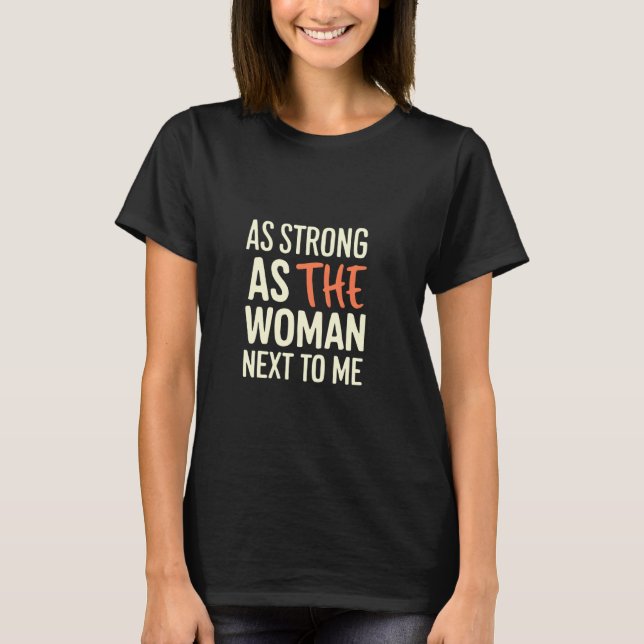 Så stark som kvinnan bredvid mig t shirt (Framsida)