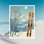 Saalbach Austria Europe ski-vykort för skidresor Vykort<br><div class="desc">Servus från snöbergen i Saalbach,  Österrike,  i Europa! Vi hoppas att du har en underbar skidsemester. Detta vykort har ett fantastiskt blått grått-bergslandskap med retro-skidbrädor i ett orange-stam mönster. Alla textfraser kan anpassas till kostym!</div>