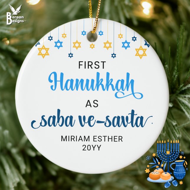 Saba Ve-Savta FÖRSTA HANUKKAH SOM GRANDPARENTS Julgransprydnad Keramik (First HANUKKAH as saba ve-savta (grandparents) with customizable name/year. Ideal baby gift to bubba)