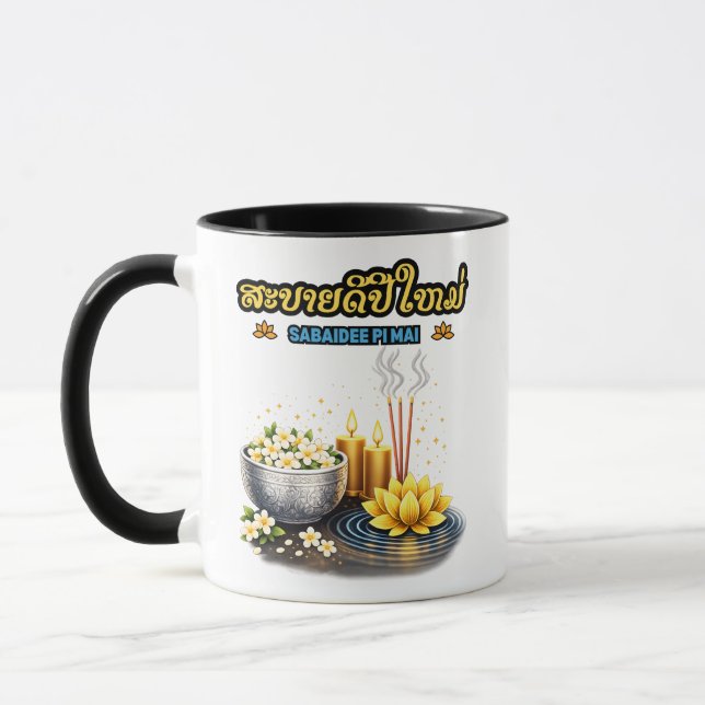 Sabaidee Pi Mai Lao – Glad Lao Nyårshälsning Mugg (Vänster)