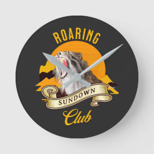 Sabeltandig Tiger Retro Solnedgång Äventyrs Klubb Rund Klocka
