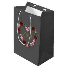 Sac cadeau gris avec un cœur rose et rouge