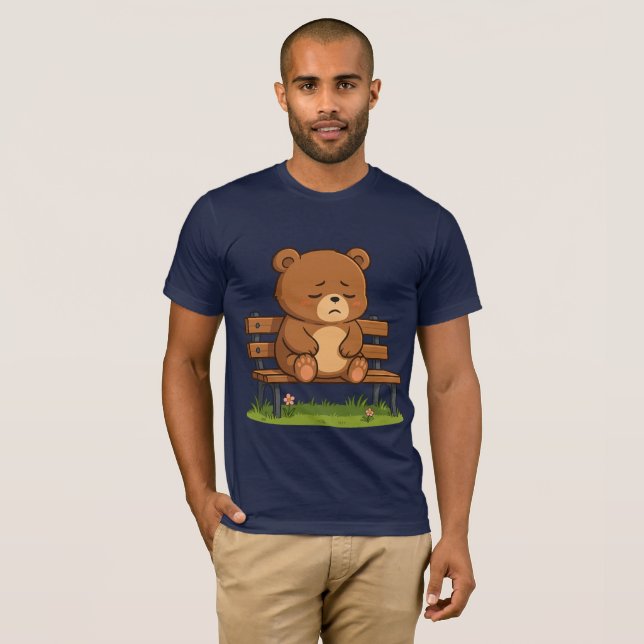 Sad Cute Teddy Bear on Bench – Emotional Cartoon T Shirt (Hel framsida)