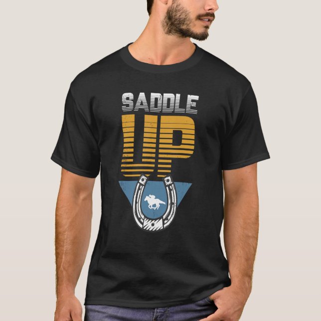 Saddle Up Horseshoe Equestrian Saddle Horse T Shirt (Framsida)